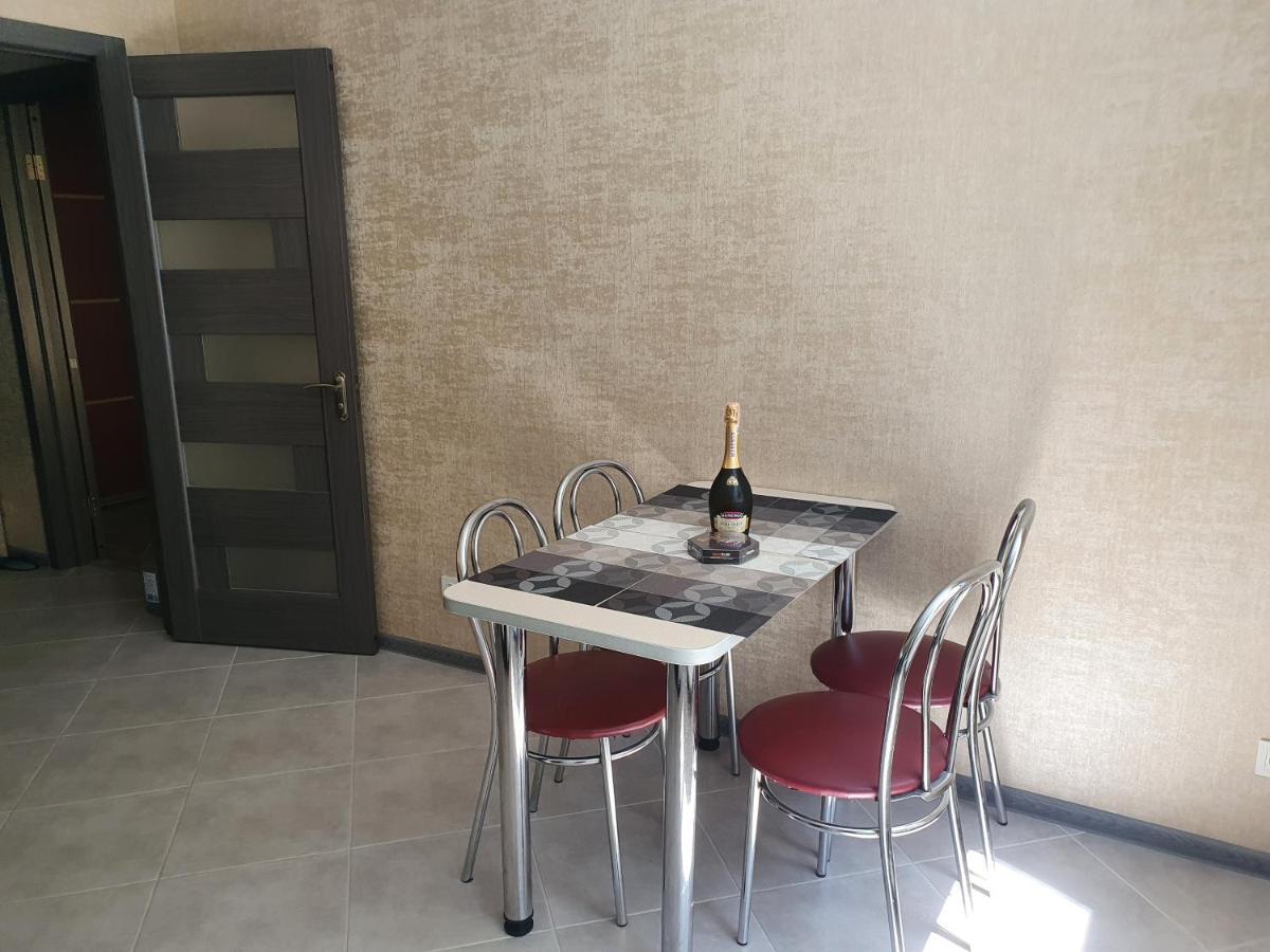 Квартира " A Quiet Place" Apartment คาเมียเนตส์-โปดิลสกี ภายนอก รูปภาพ