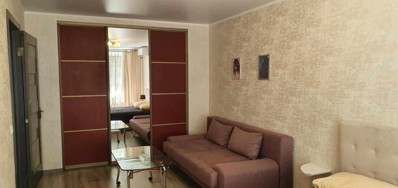Квартира " A Quiet Place" Apartment คาเมียเนตส์-โปดิลสกี ภายนอก รูปภาพ