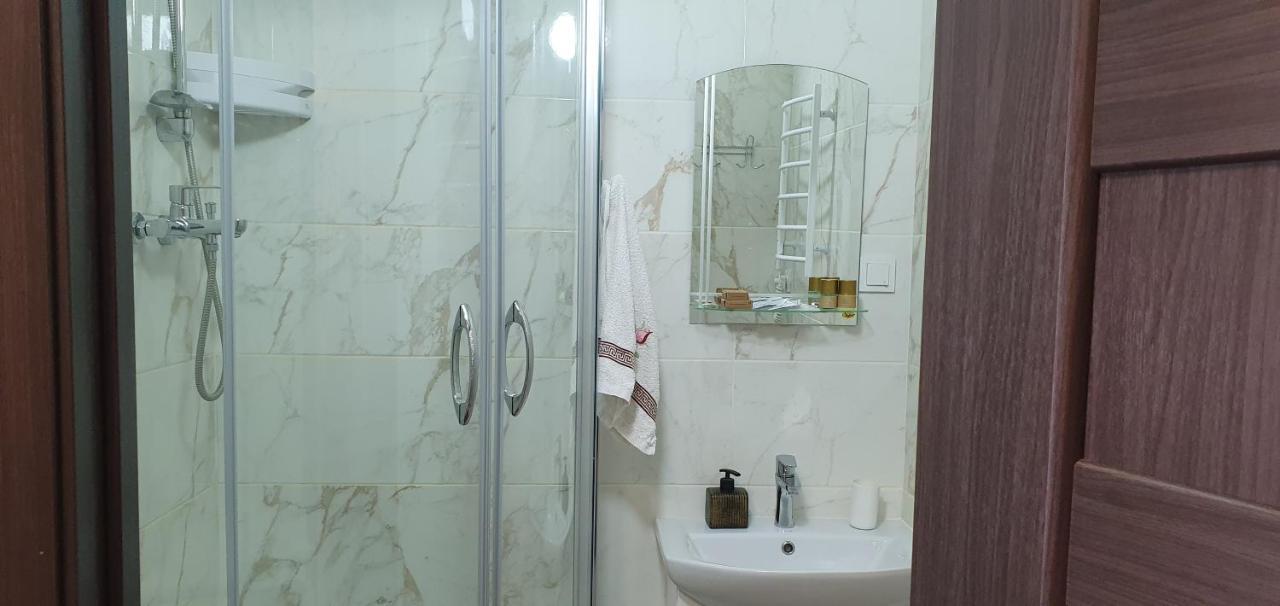 Квартира " A Quiet Place" Apartment คาเมียเนตส์-โปดิลสกี ภายนอก รูปภาพ